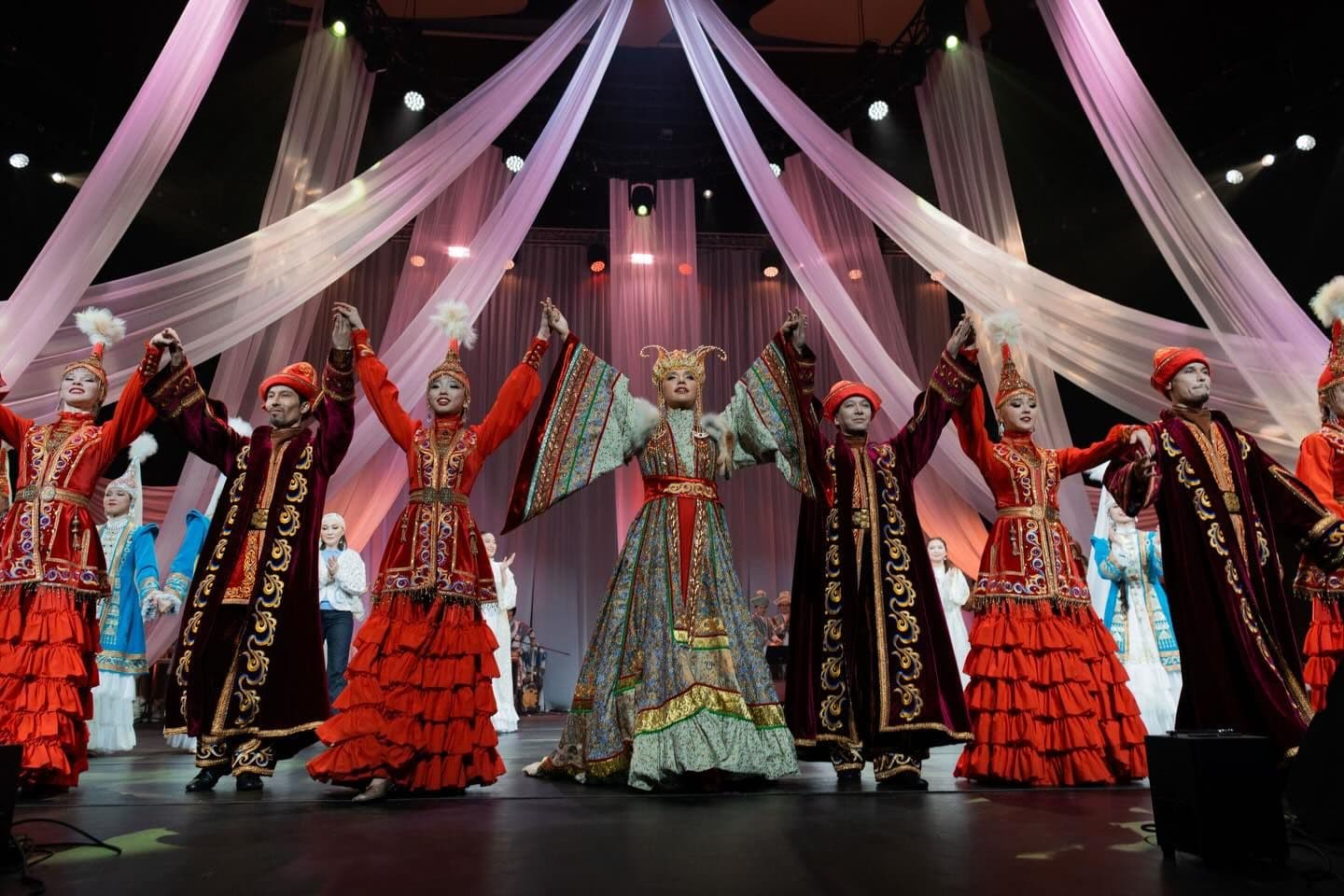 Ансамбль «Бирлик» представил зрителям хореографический спектакль-концерт «Өмір-қазына».